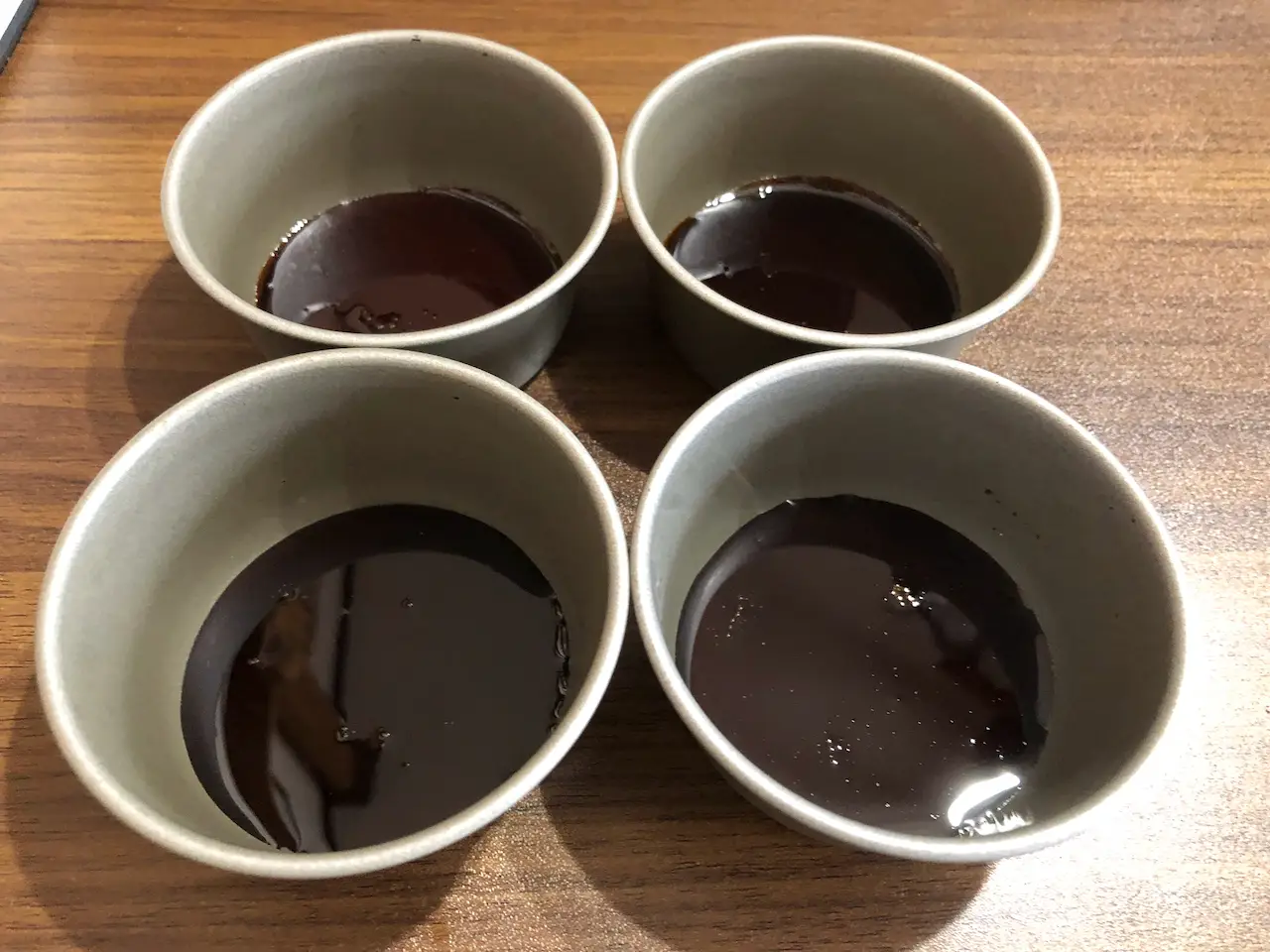 プリンカップにカラメルソースを入れる
