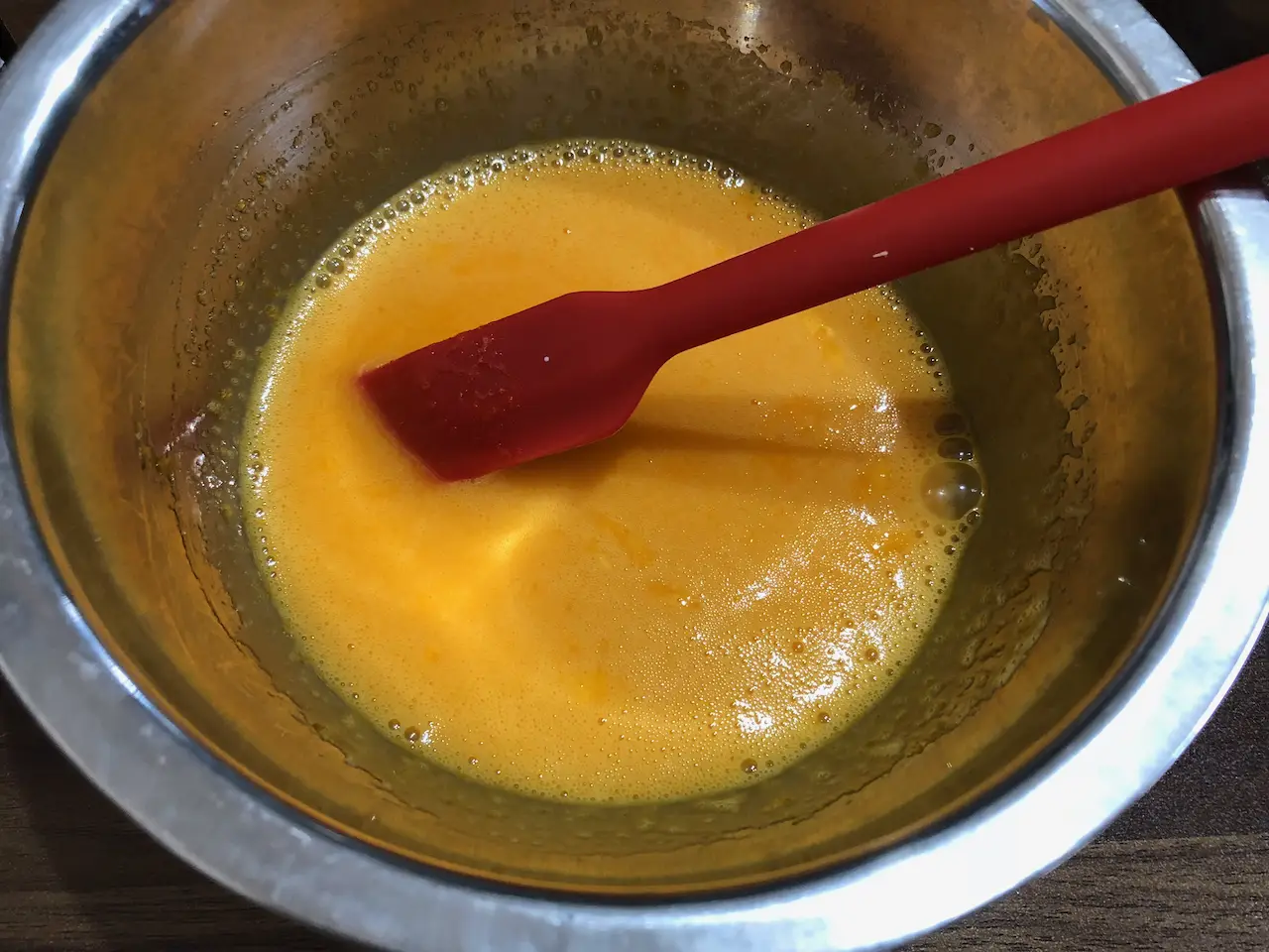 卵黄に牛乳を加える1