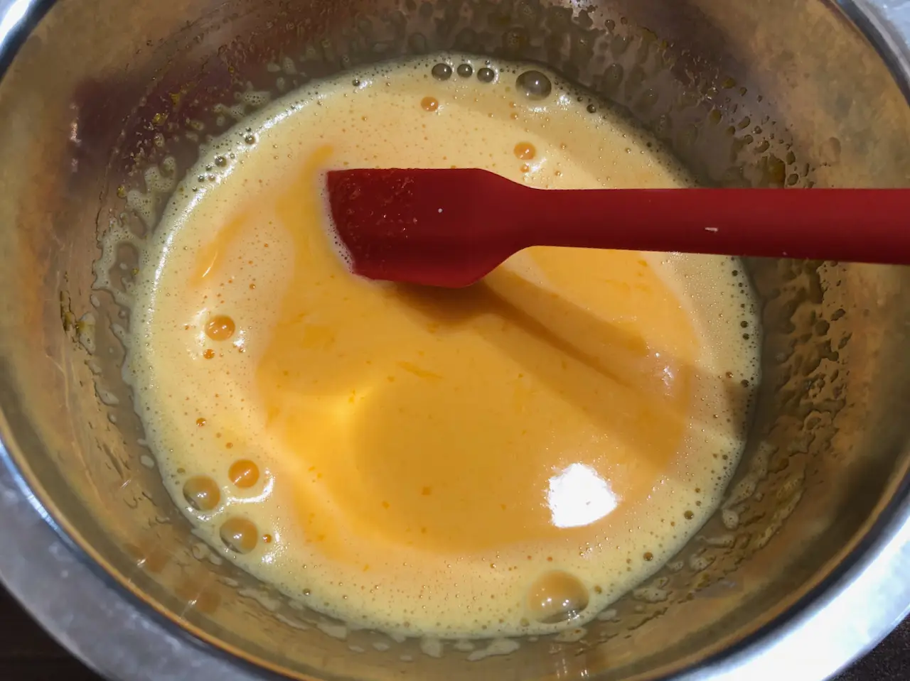 卵黄に牛乳を加える2