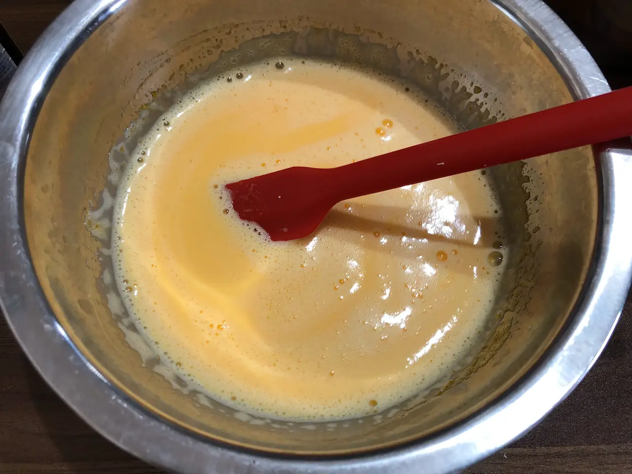 卵黄に牛乳を加える3