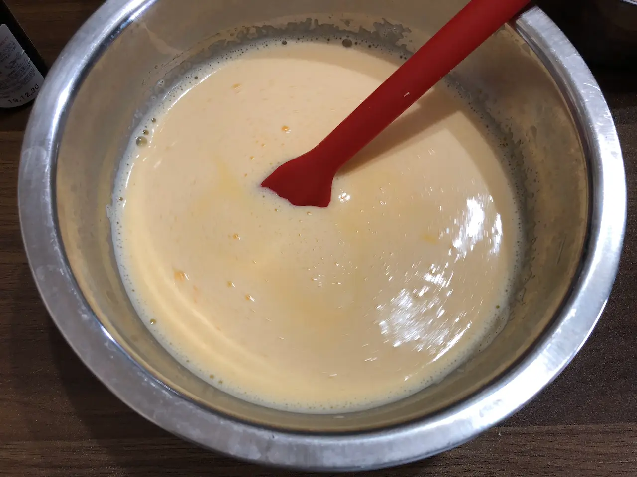 卵黄に牛乳を加える4