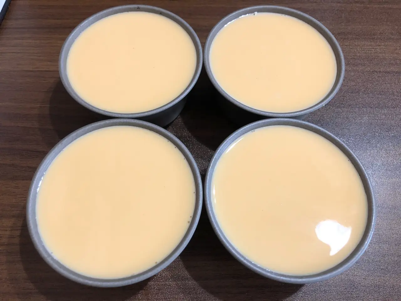 プリンカップに液を注ぐ