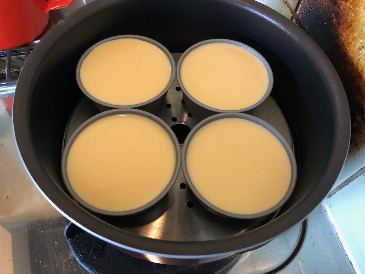 蒸し器にプリンカップを並べる