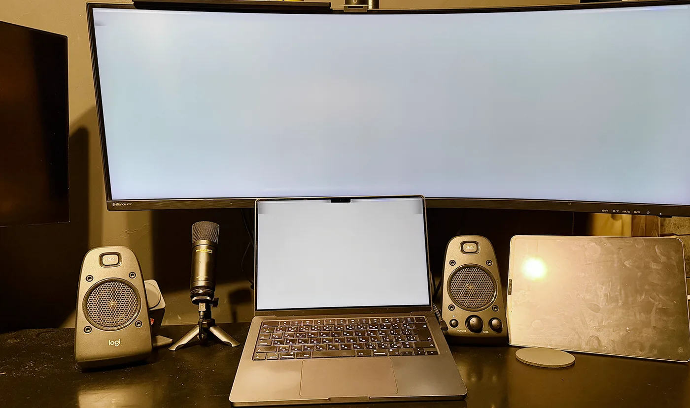 6年5ヶ月使っているPhilips 439P9H1/11。手前にMacBook Proを置いた現在の作業机